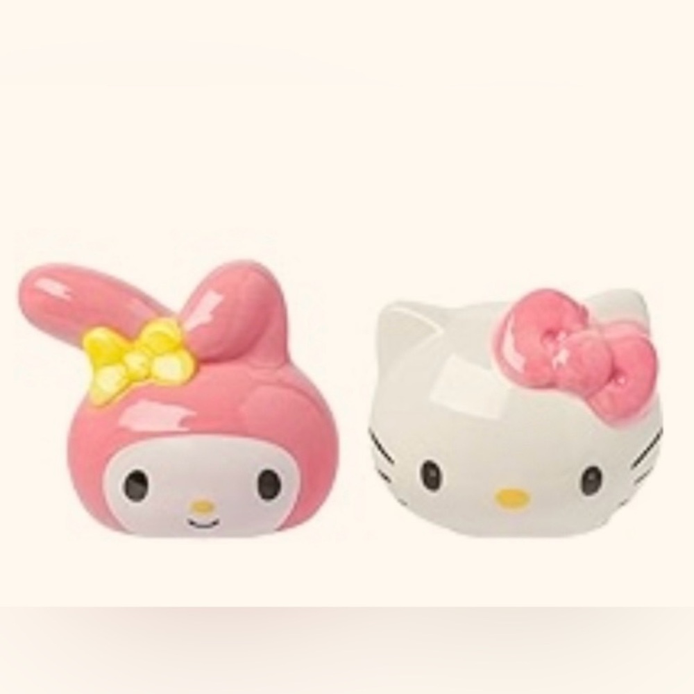 Hello Kitty Salt & Pepper Shaker Set ❤ NIB